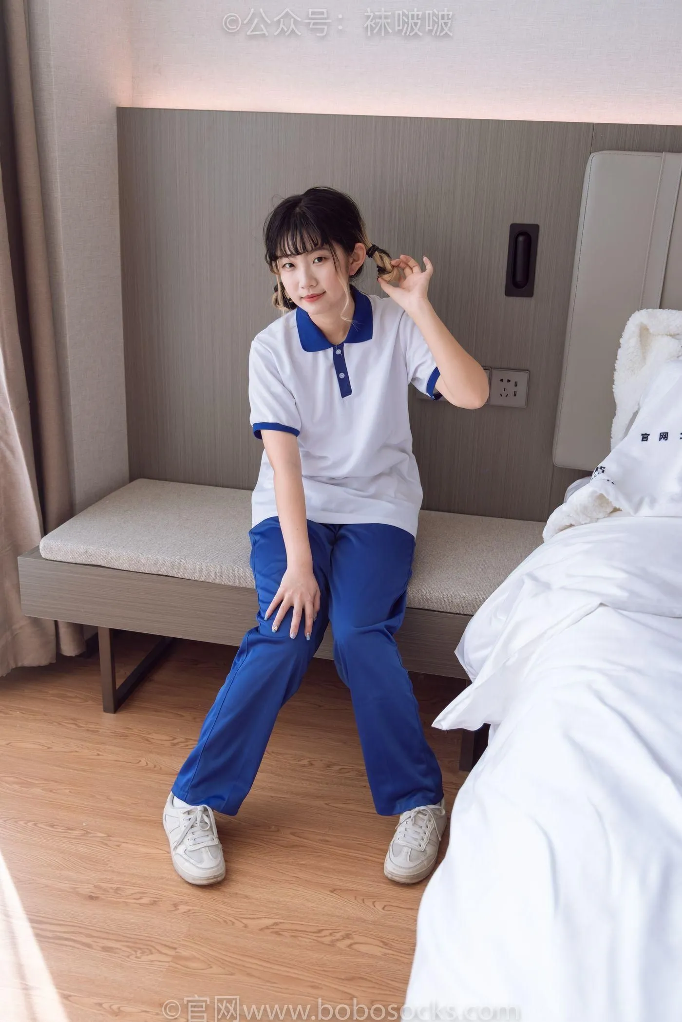 [BoBoSocks袜啵啵]NO.042 砂糖-校服、板鞋、白棉袜、油亮白丝 [139P]插图8